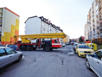 Na Kulturní hořel panelák – Zaparkovaná auta stopla hasiče