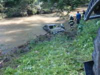 Voda nesla auto 2 kilometry, zoufalý řidič nemohl ven