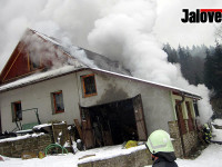 Plameny v Dolní Bečvě zabíjely – Pro hasiče letěl vrtulník