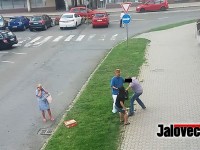 VIDEO: Drama v centru Vsetína: Prodavačka zadržela na ulici zloděje