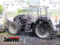 Traktor lehl popelem. Hážovice v plamenech