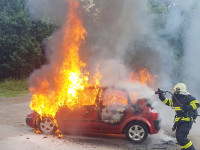 Auto skončilo v plamenech. Řidič hasil neúspěšně
