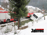 Sníh trápil řidiče. Autobus v Karlovicích vyprošťovali hasiči