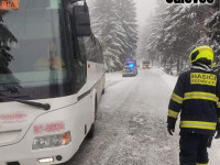 Desítky dětí uvízly na Soláni. Autobusy zaskočil sníh