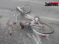 Sražený cyklista prchl od nehody. Dvě nehody ve dvě
