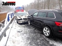 Sníh potrápil řidiče. Desítky nehod za víkend